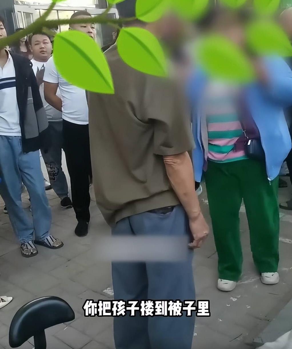 沧州：家长当街指责男老师性侵学生拿油墨笔捅孩子*体下**太无耻了！