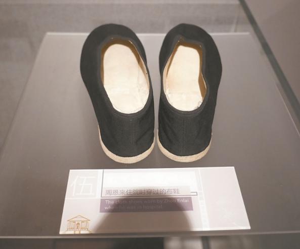 1952年*颖超邓**生病,周恩来去颐和园看望她,提醒卫士:一定要买票