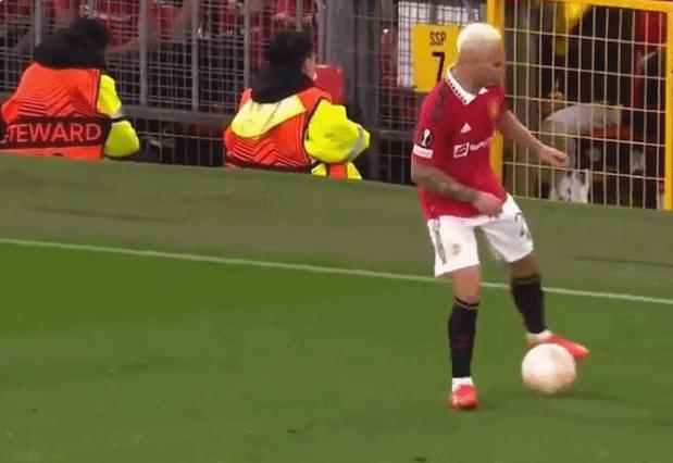 安东尼招牌式进球,安东尼转圈争议