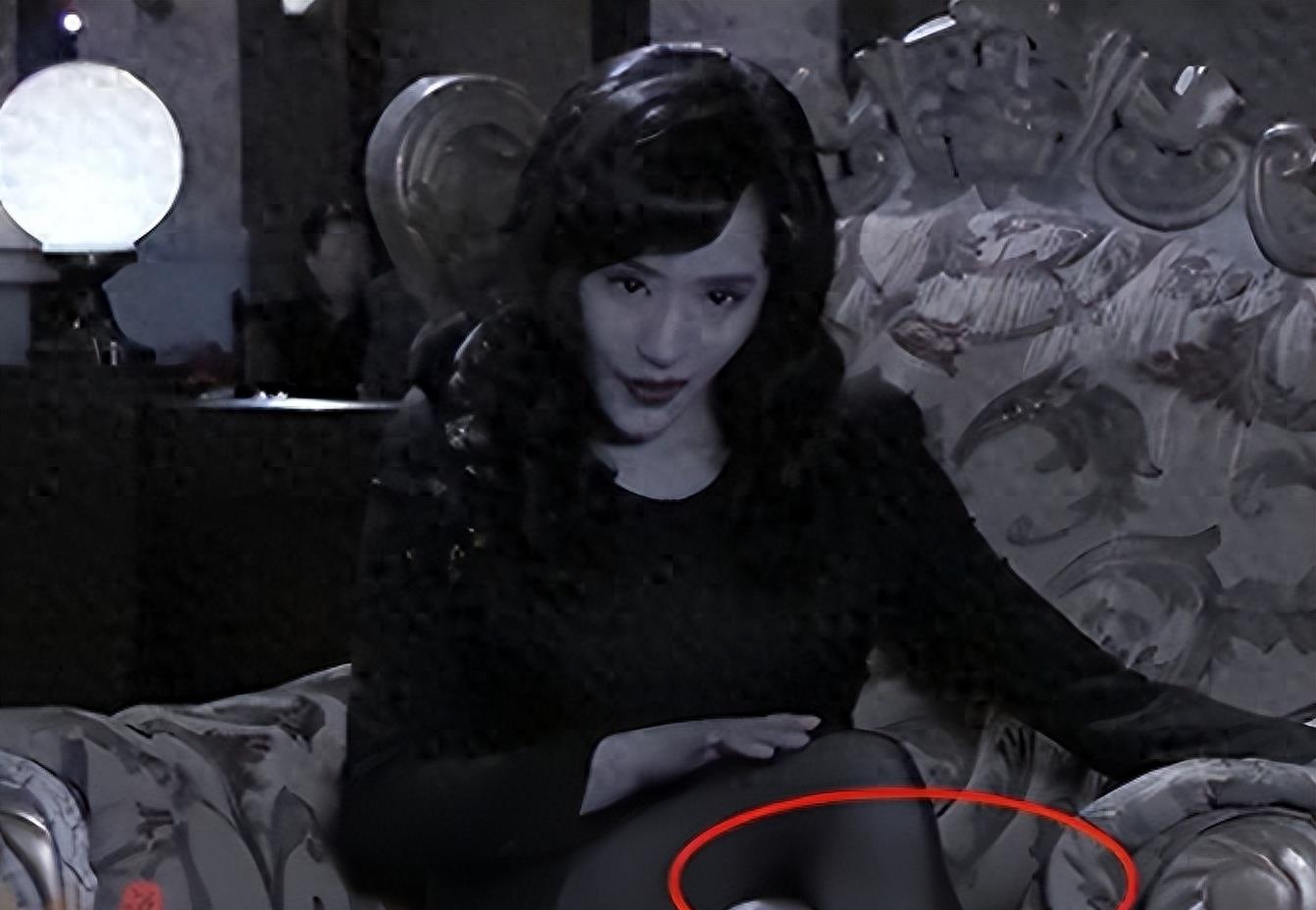 牛角胸罩，诱惑式舔刀尖，这些颠覆三观的镜头，看完让人一言难尽