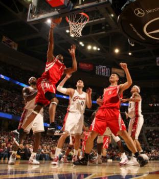 篮球巨人姚明近况,篮球队员姚明夫妻照