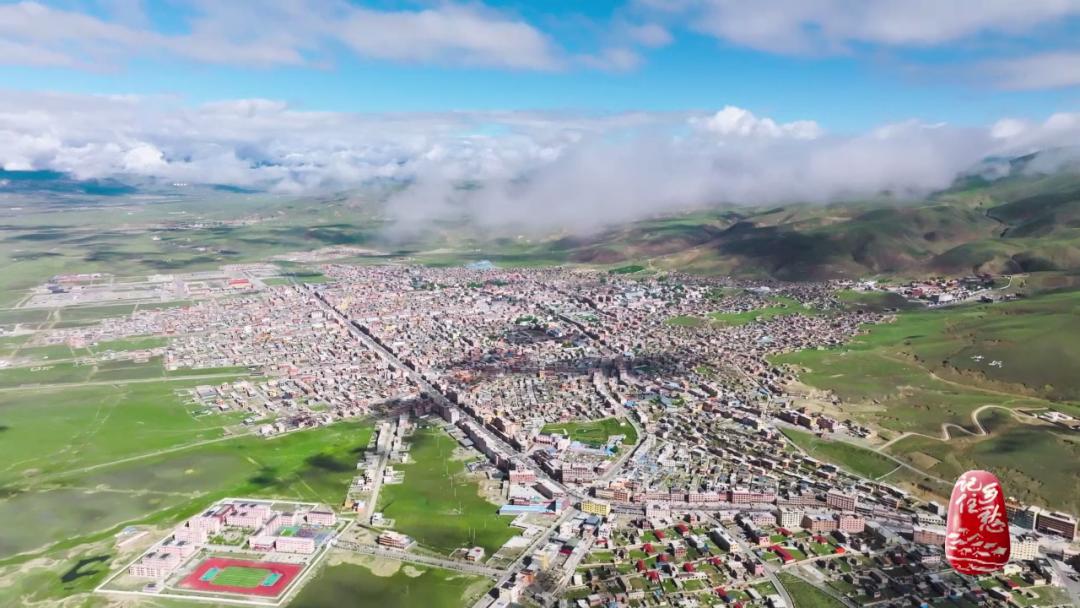 理塘山上的天空之城字样,川西天空之城理塘