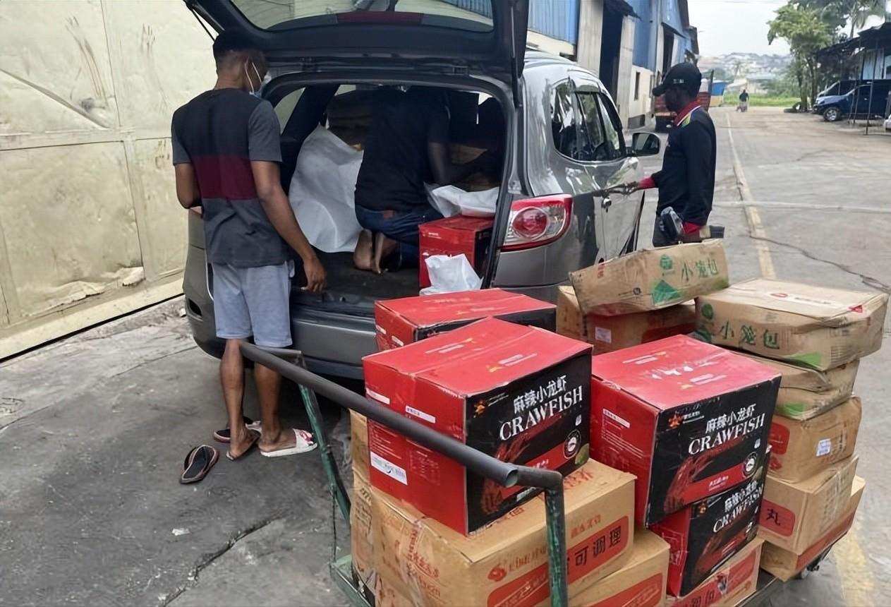 我，32岁奶爸，独自在非洲带娃创业，为了孩子安全，每天带俩警察