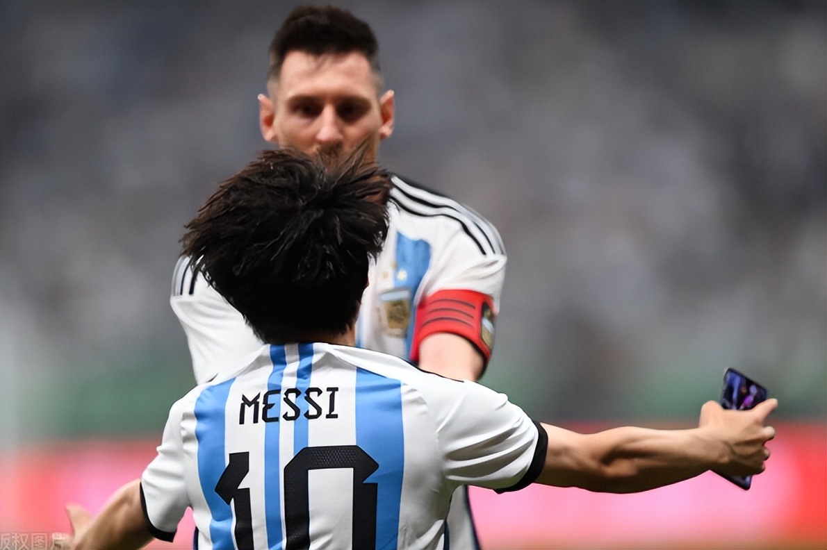 三名小球迷冲入场内梅西现场视频,梅西怎么回应被中国小球迷拥抱