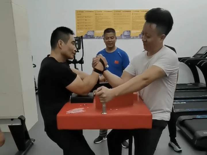 天气冷怎么户外运动,小刘掰手腕