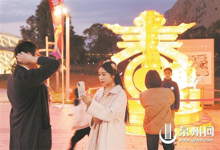 元宵节灯会游园,元宵夜园博园里赏虎灯