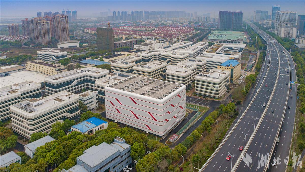 深入推进产业集聚区腾笼换鸟,推动低效企业用地腾笼换鸟