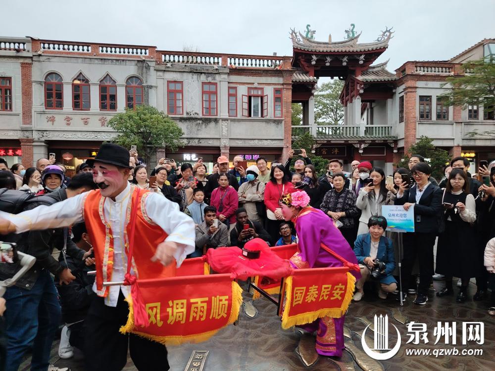 鍥藉鏃呮父鐨勬硥宸炰汉,鏉ヨ嚜14涓浗瀹剁殑娴峰鍙嬩汉浣撻獙娉夊窞