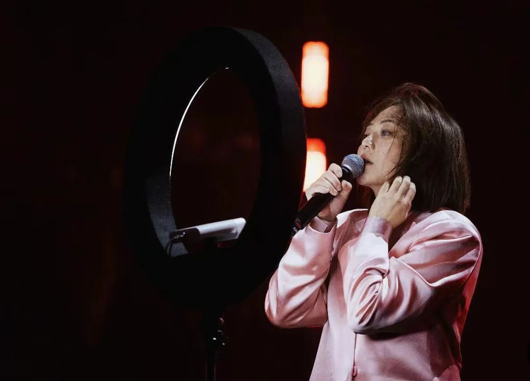 「玩命女主唱」冯海宁：我都45岁了，还要被PUA？