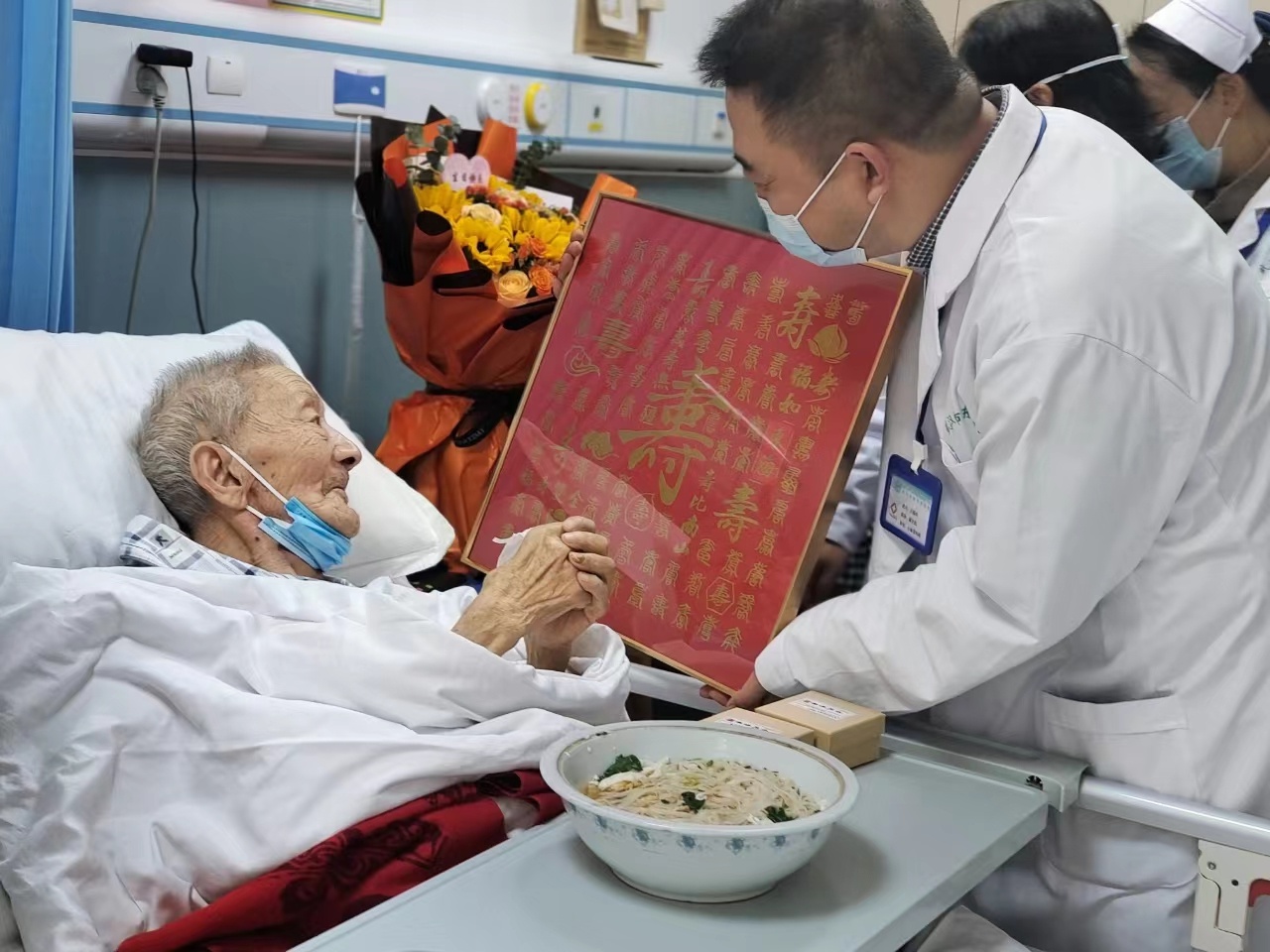 百岁老人是社会财富，东湖医院医护手绘“百寿图”为住院患者祝寿