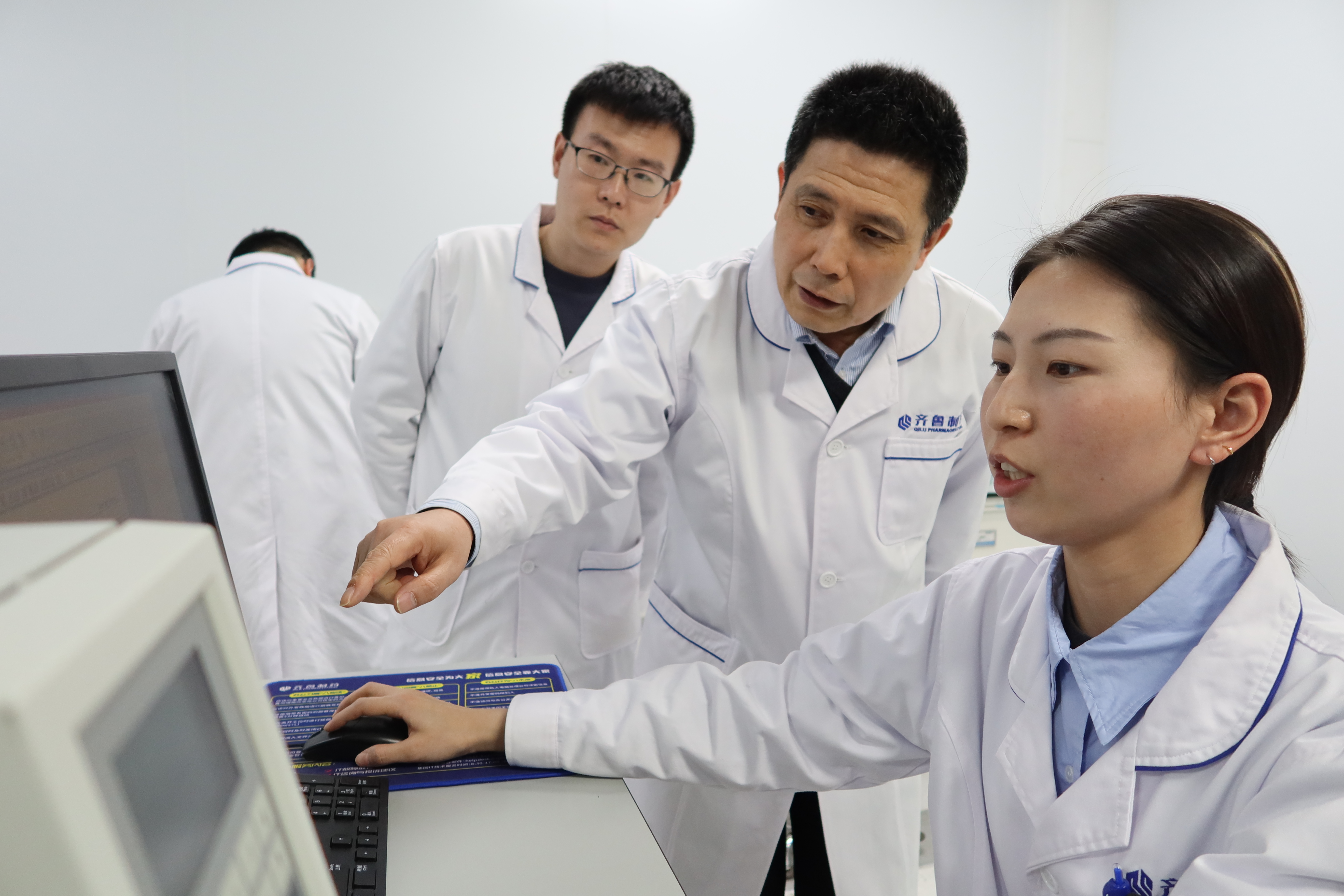 融媒·画像丨首个成功“出海”的国产眼科生物制剂的研发故事——十二年，磨一“药”