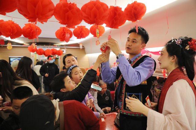 昆明开往厦门的列车上，传统民俗闹元宵氛围感拉满