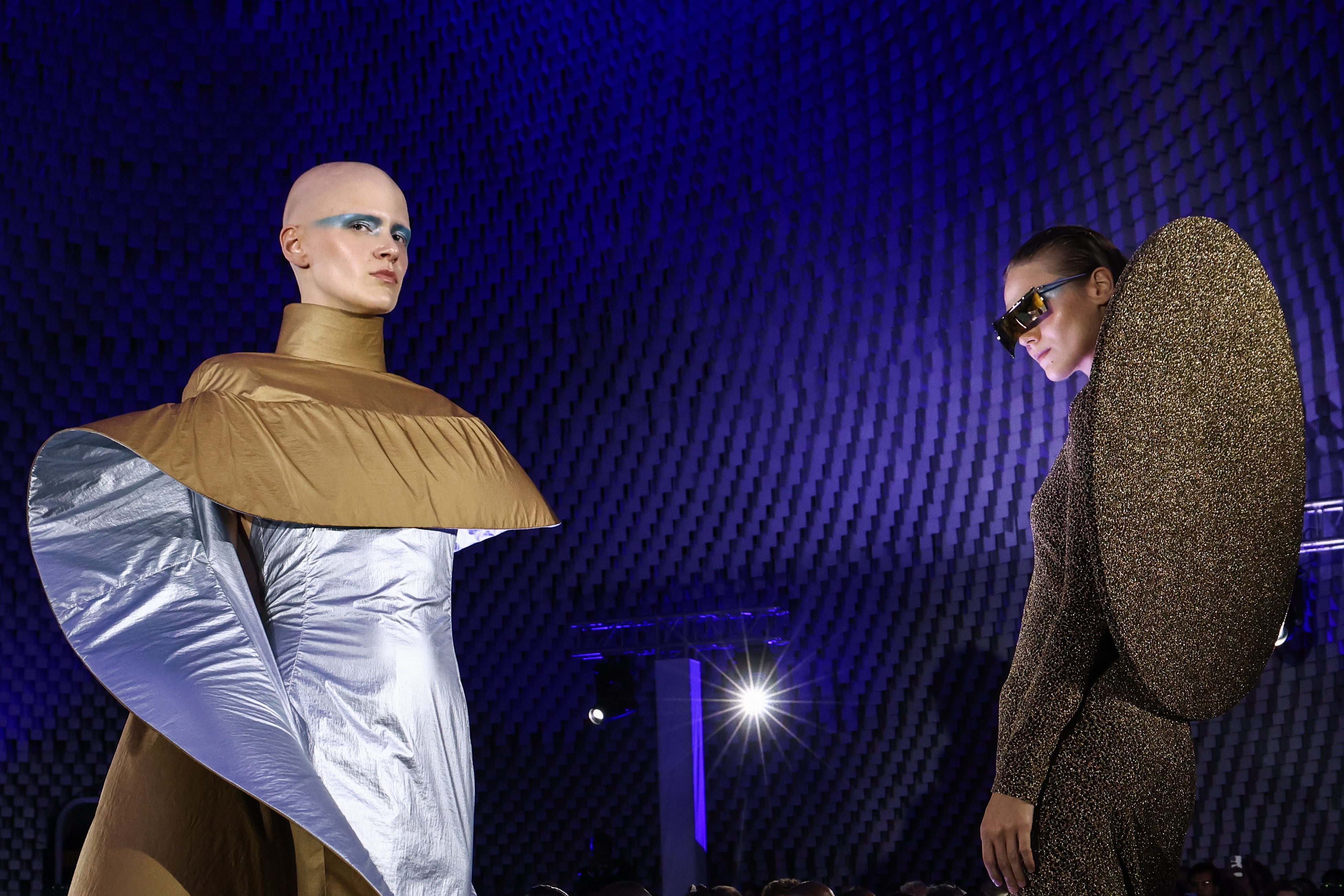 外代二线巴黎时装周,巴黎时装周皮尔卡丹品牌时装秀