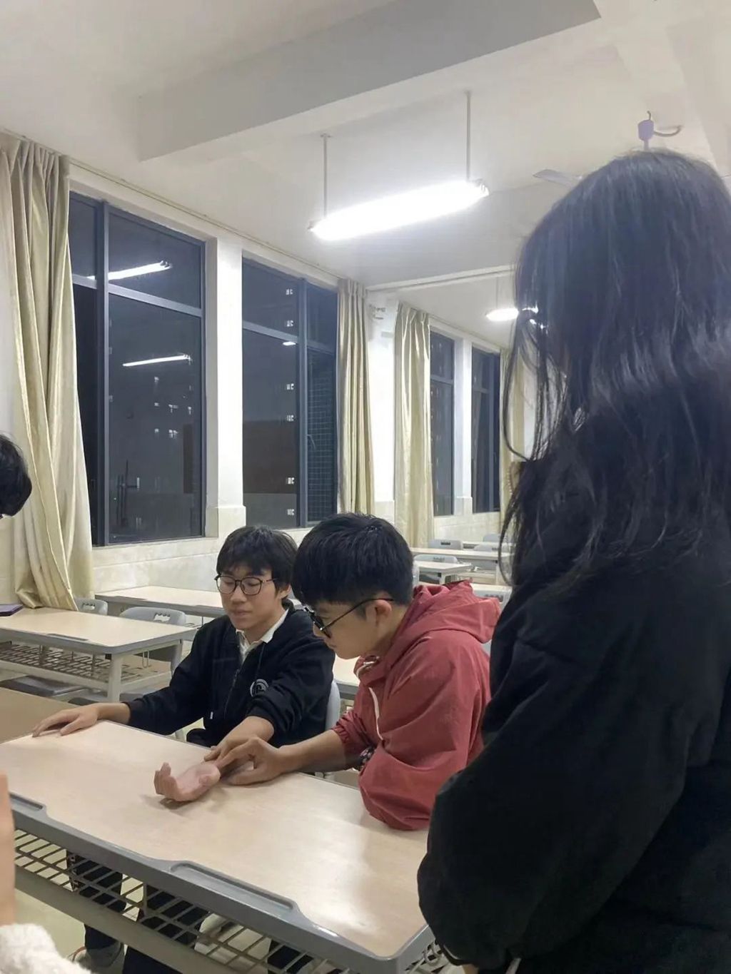 帅气老师扎头发,头发上拔罐的技巧