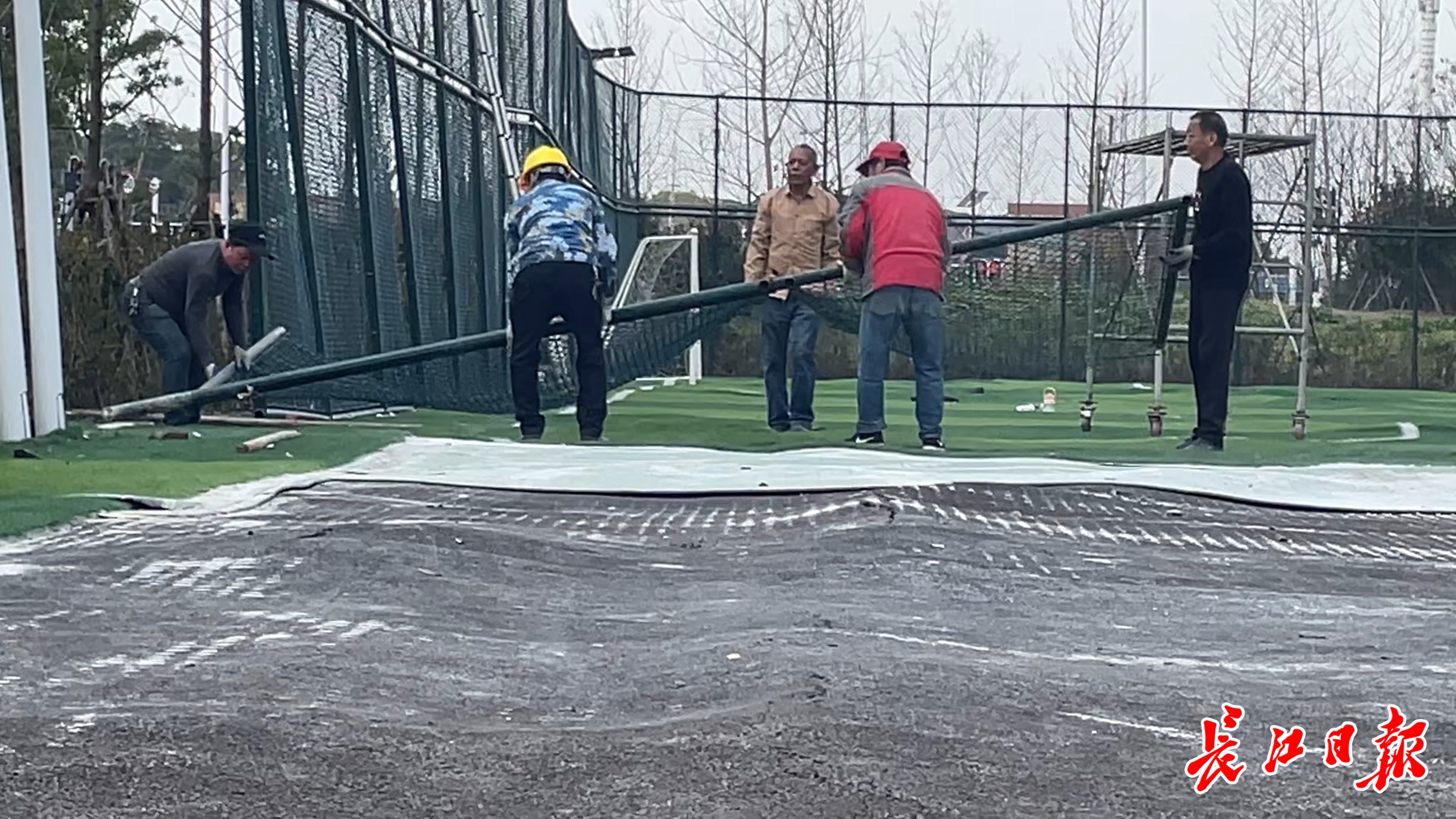 落差10厘米！建成不到2年，社区足球场成了“越野场”