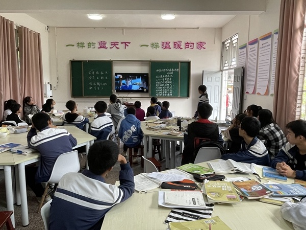 学校周末不让住校生出门,学校周末不给学生放假