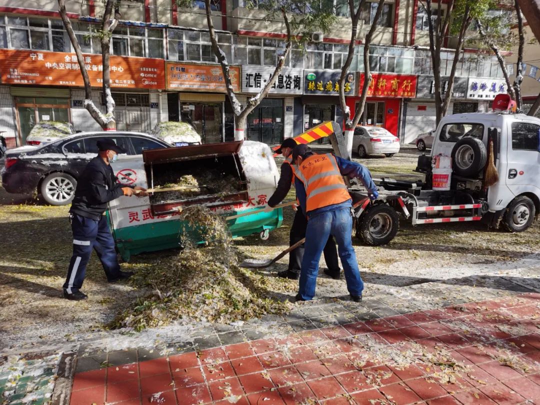 环卫工人雪天清理积雪,环卫工人昼夜奋战清除积雪