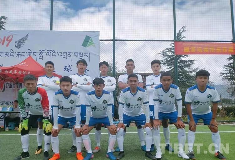 下雨天也阻挡不了对足球的热爱,高海拔足球