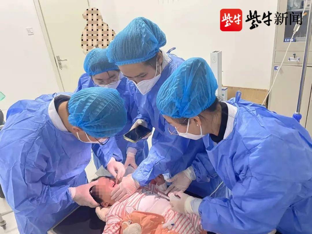 小宝宝喉咙被卡住,小宝宝喉咙有东西卡住了怎么办