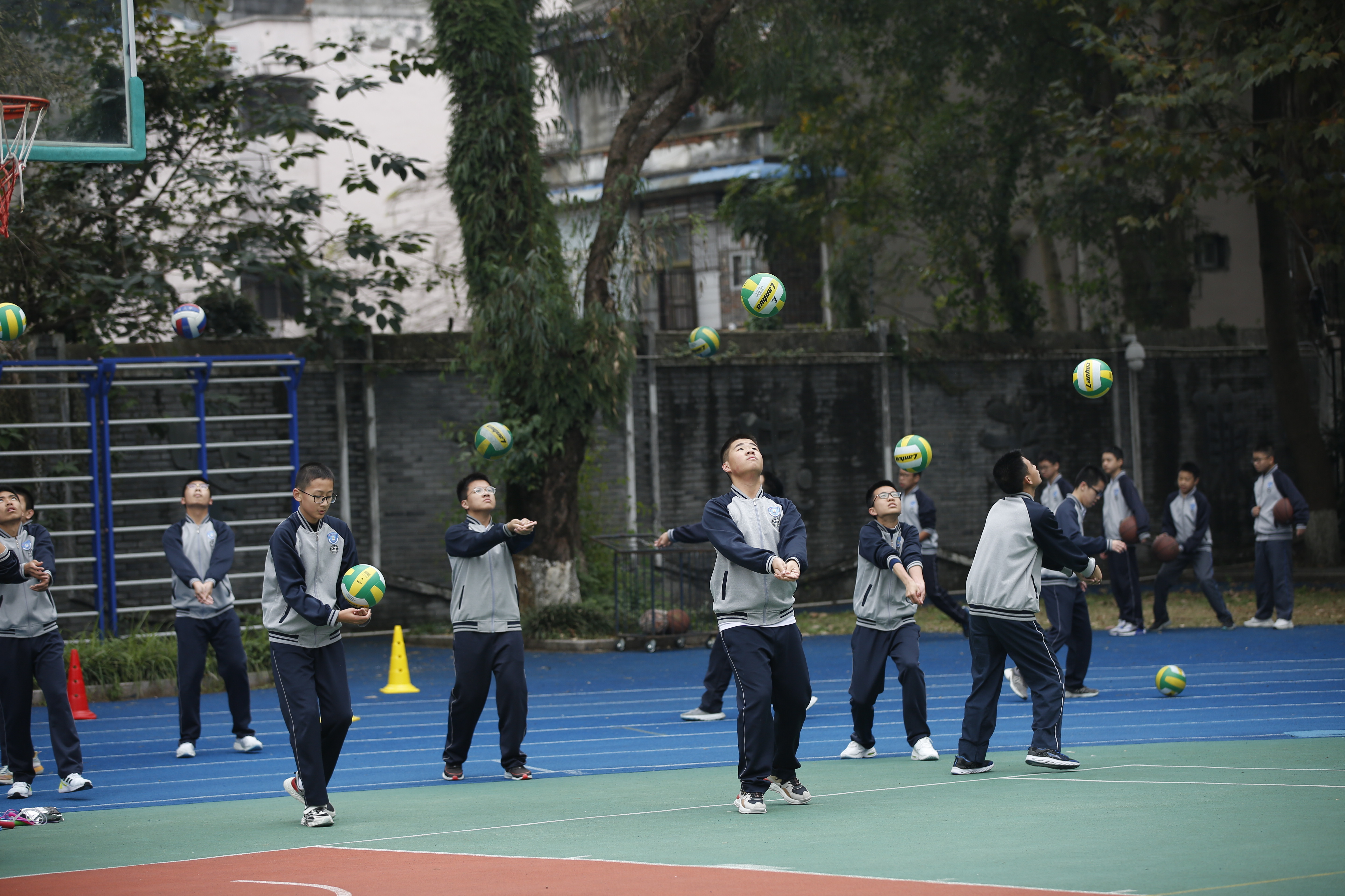 阳光体育促双减绿茵赛场展英姿,阳光体育课积极开展体育活动