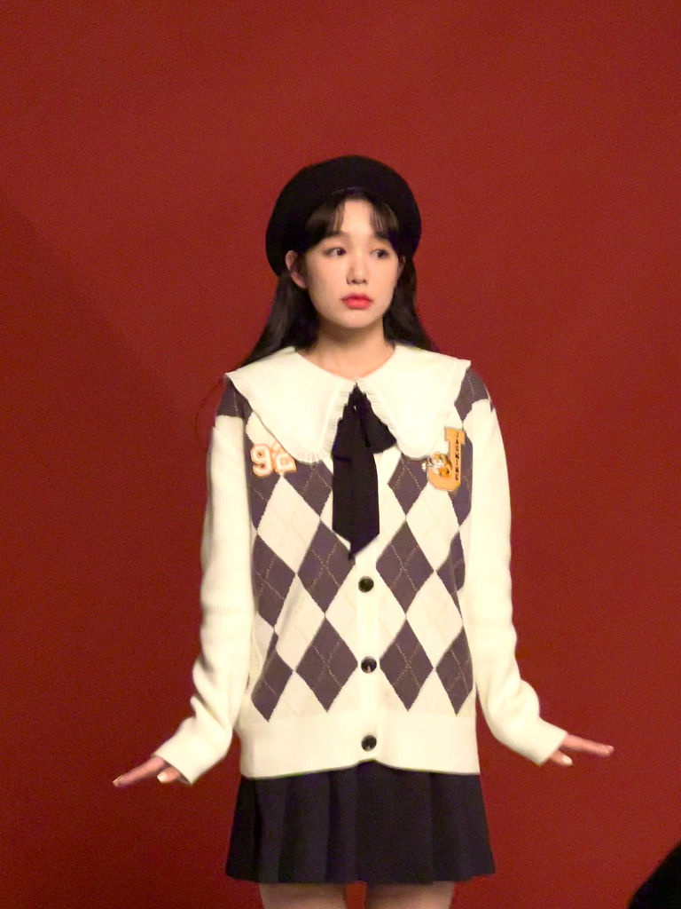 徐梦洁的冬季穿搭显高显腿长,徐梦洁白衬衫百褶裙