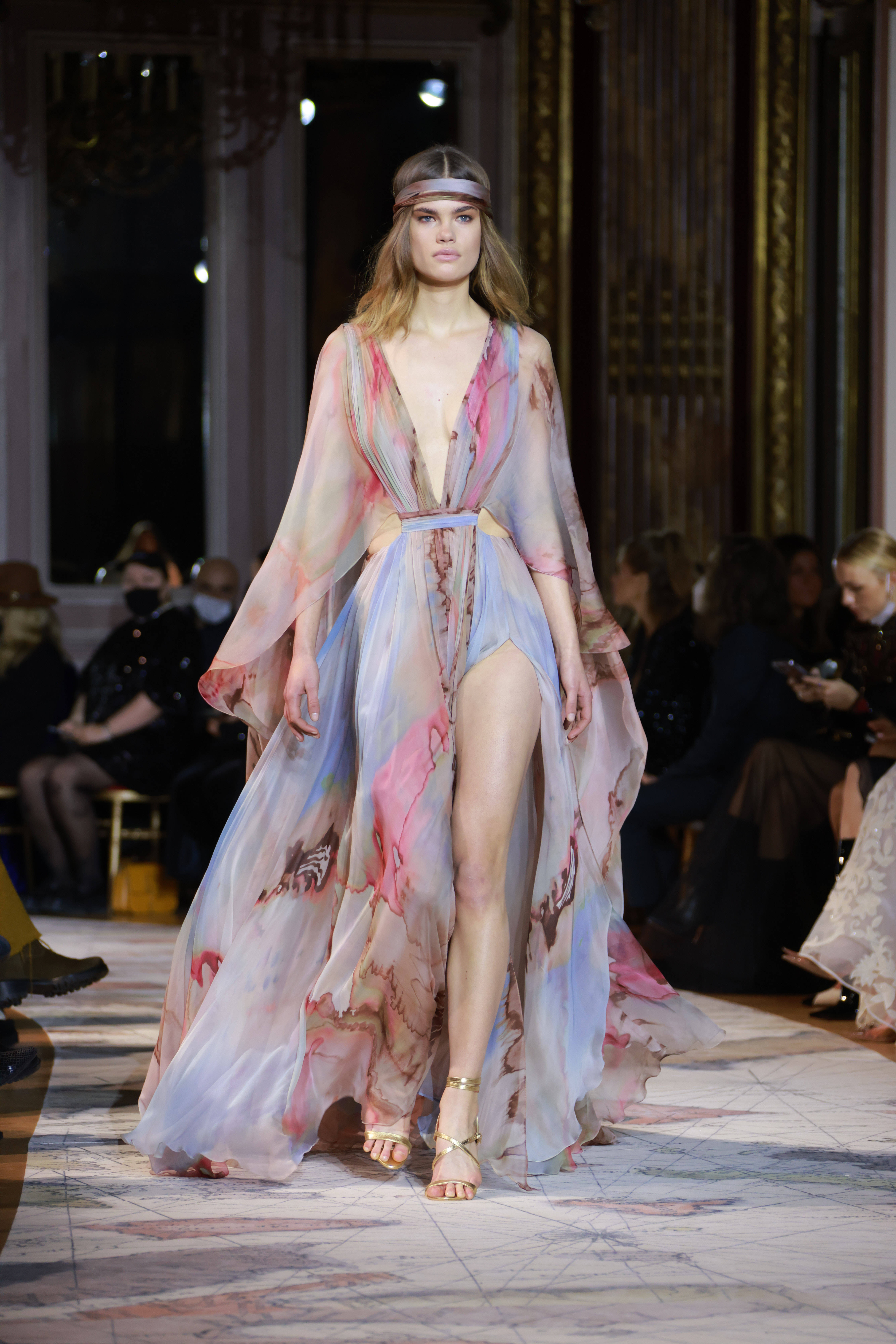 巴黎时装周jisoo服装全球首穿,巴黎高定时装周2024