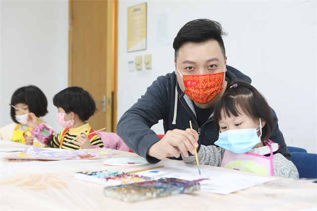 新春走基层镜头里的幸福中国,新春走基层拜年了致敬一线坚守者