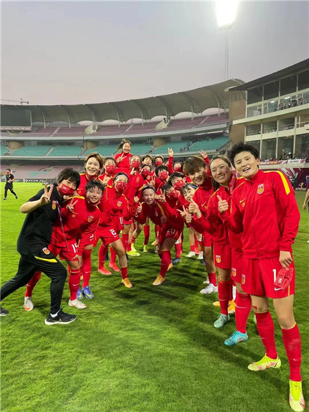 女足赛后致敬水庆霞,女足夺冠后水庆霞新闻发布会视频