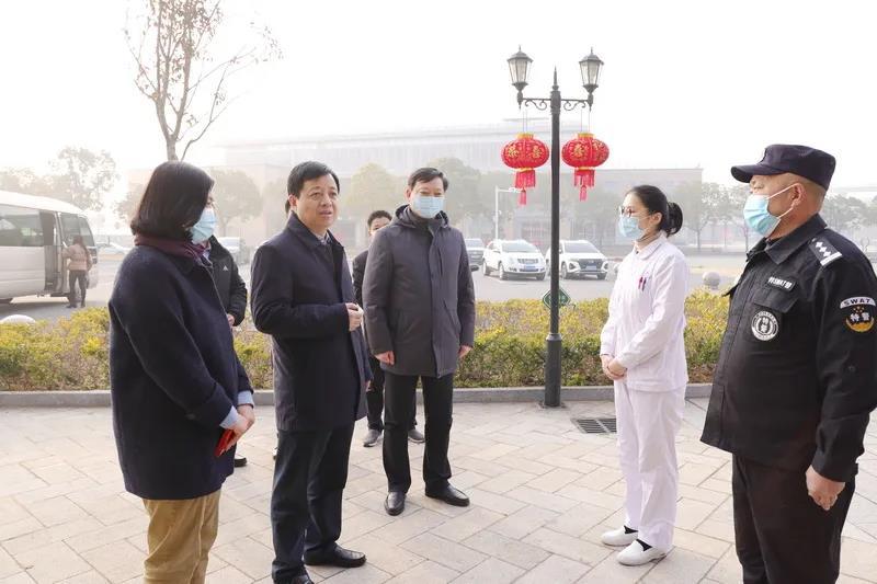 徐子佳除夕慰问经开区一线干部职工