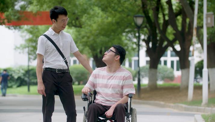 从脑瘫病人到灵魂歌者,从脑瘫到博士