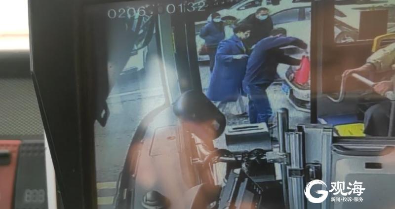 泡沫盒挡道，轿车自燃……车流中，青岛好司机“该出手就出手”