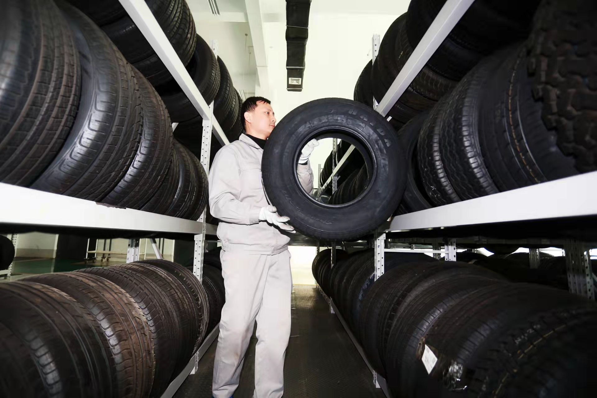 三门峡戴卡轮毂制造股份有限公司,福特汽车用什么品牌轮胎