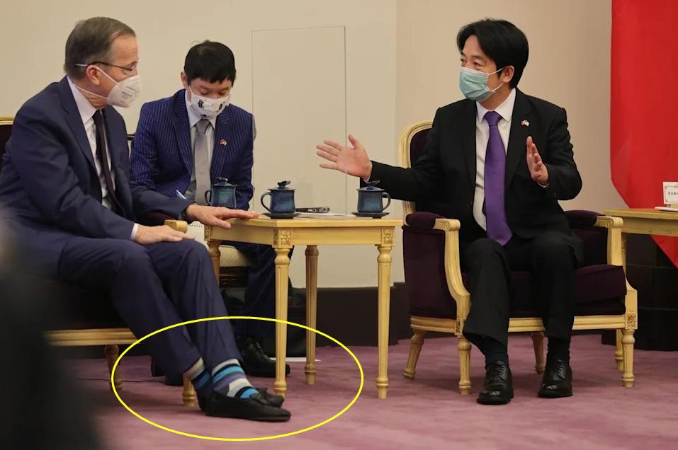 台媒：美方窜访团成员穿花袜子见蔡英文不合礼仪，但台官员没辙
