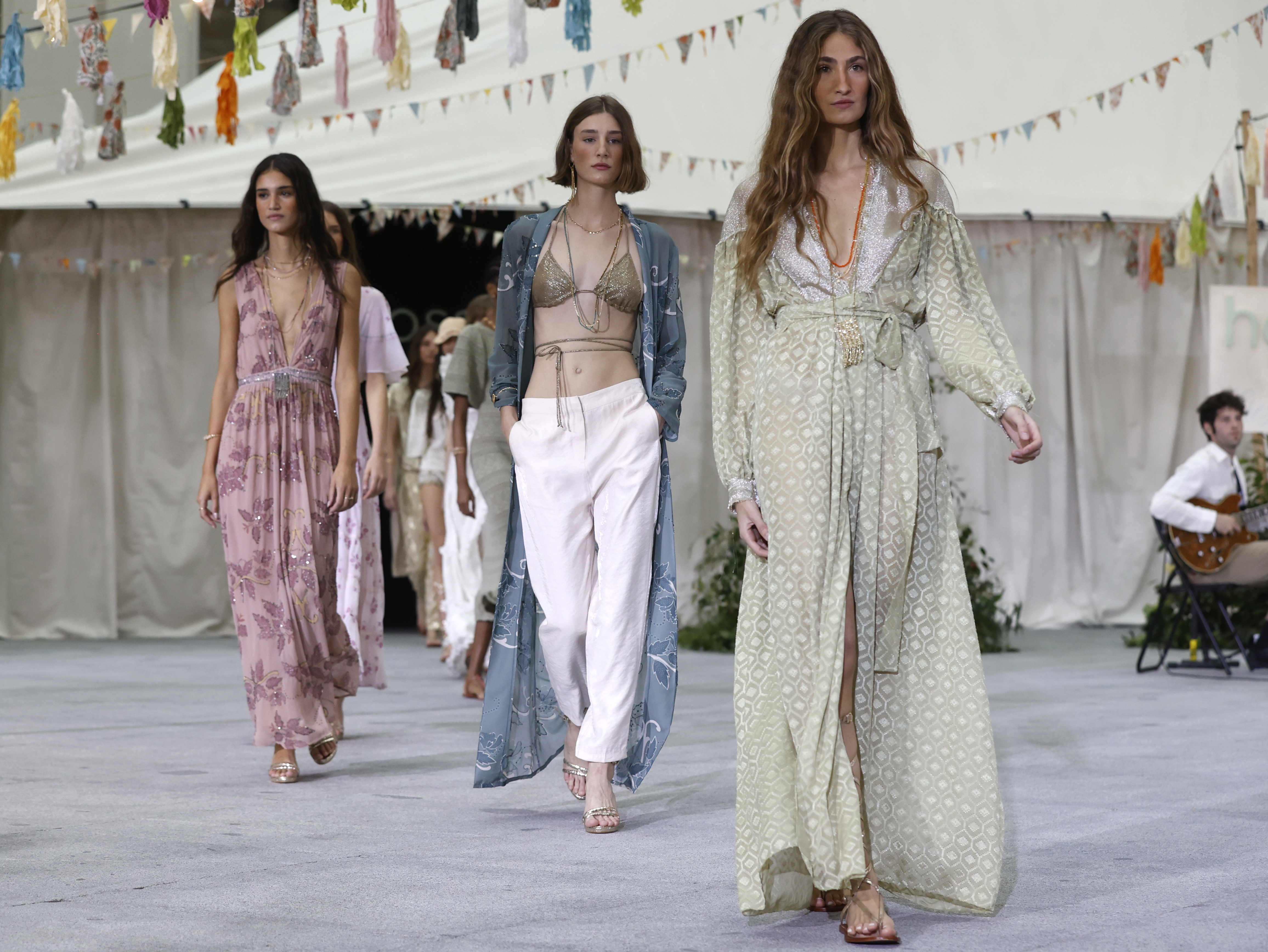 伦敦时装周2024女装秀,2024早春时装秀balenciaga