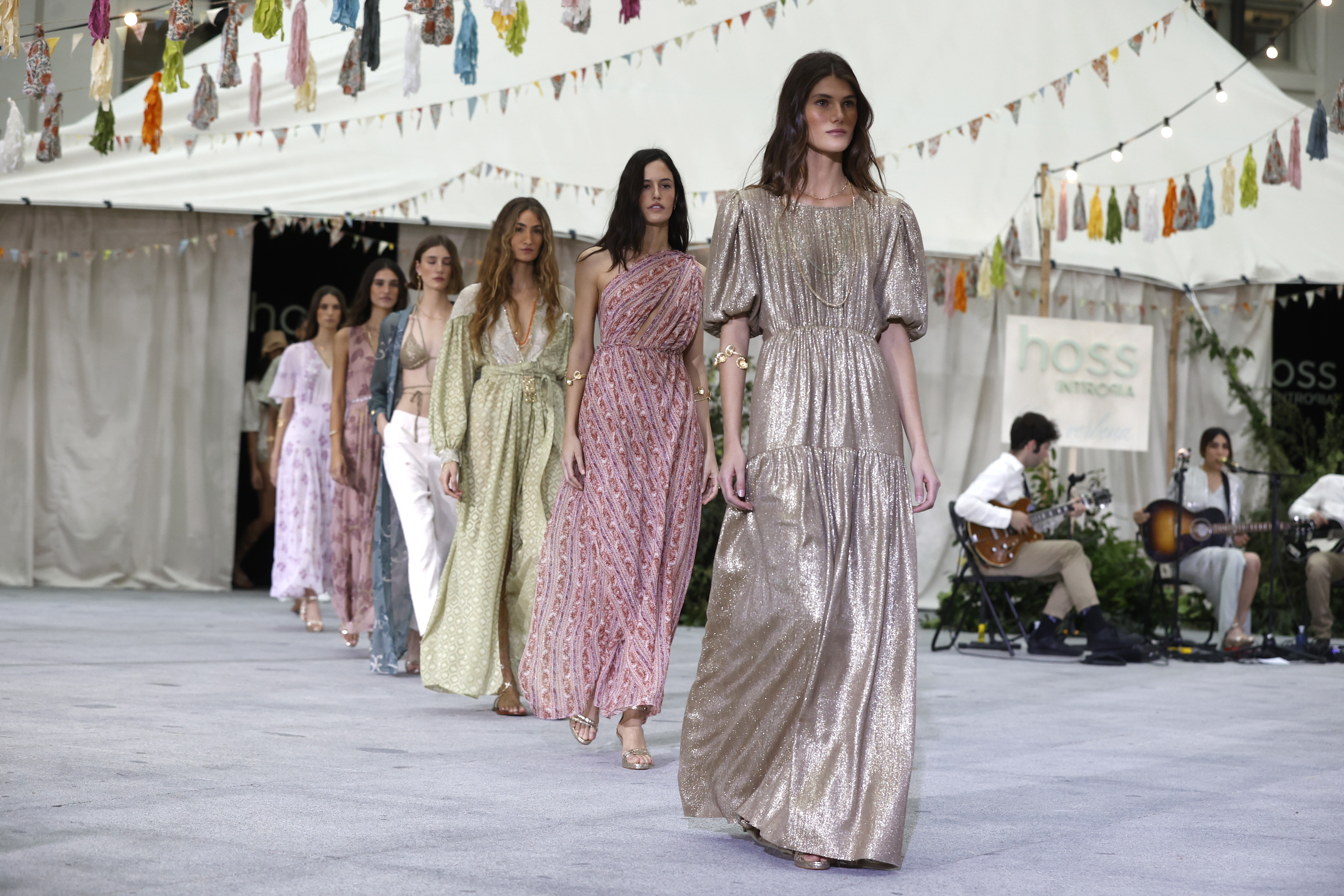 伦敦时装周2024女装秀,2024早春时装秀balenciaga