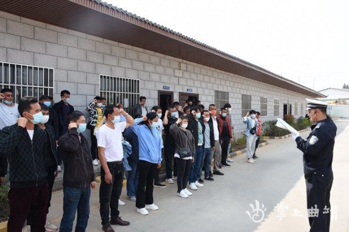 交警大队开展交通安全法律宣传,交警大队开展交通安全宣传进驾校