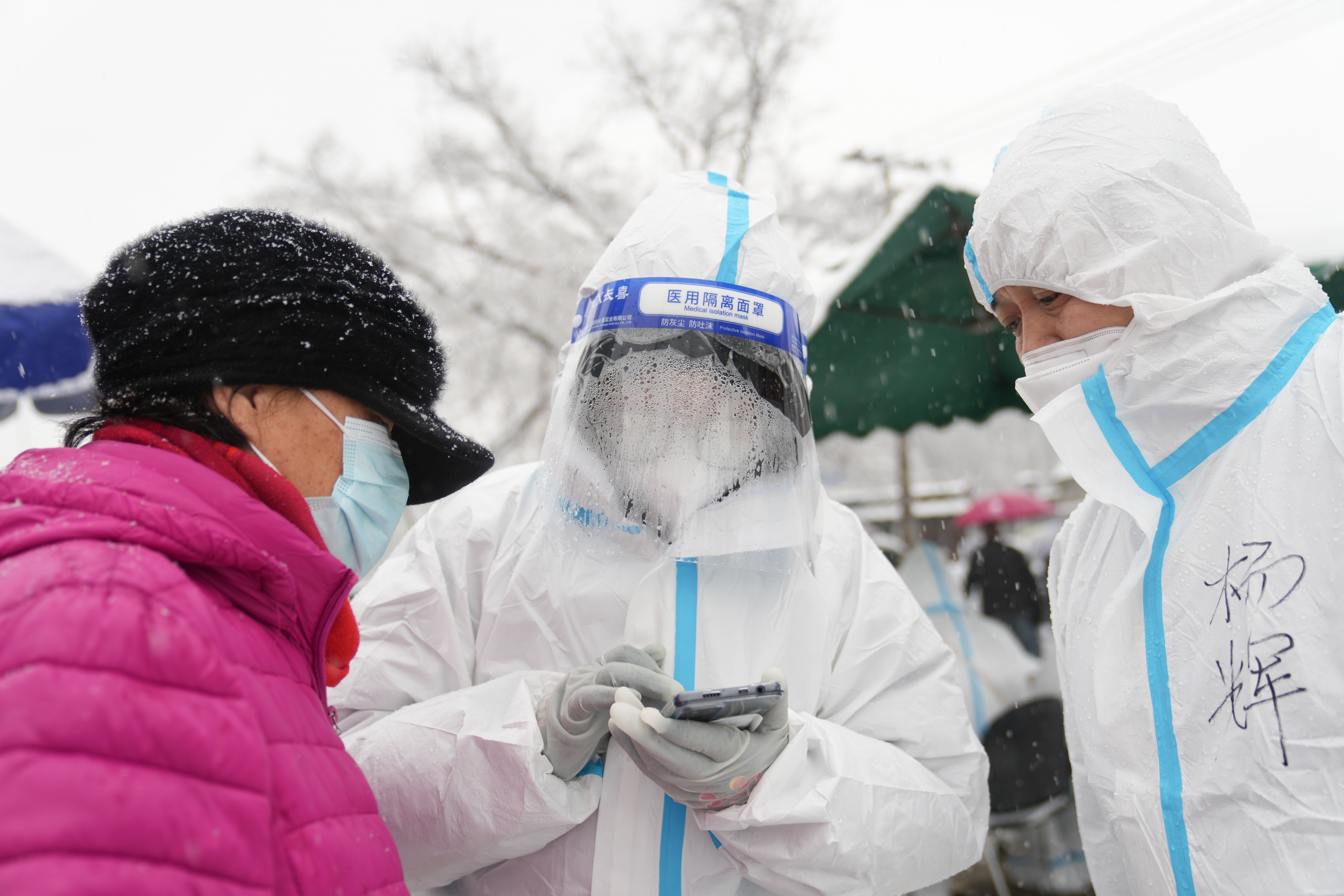 风雪中为疫情防控奉献,疫情防控致敬风雪严寒中的守护者