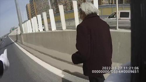 郑州老人拒不挪车,91岁老太摔倒小伙去扶路人劝阻