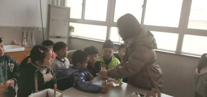 当班级里来了两只鸡……这群孩子不仅孵了蛋，赚了钱，还进行了生命教育