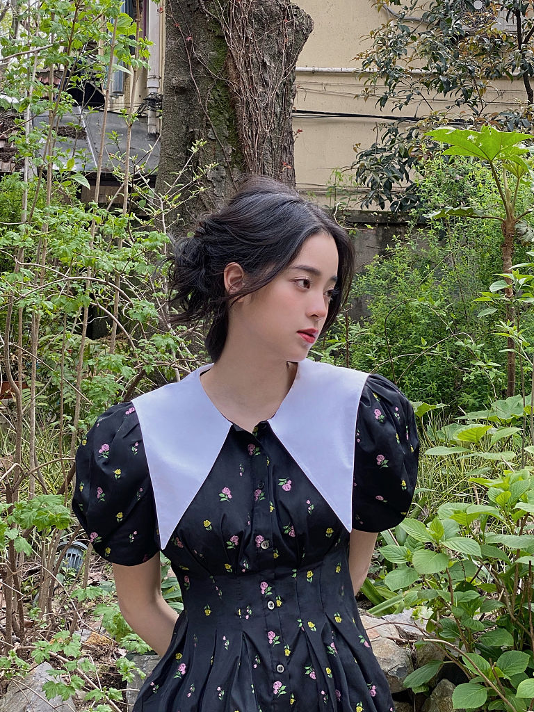 欧阳娜娜头像ins高级质感,欧阳娜娜穿碎花吊带晒阳光自拍