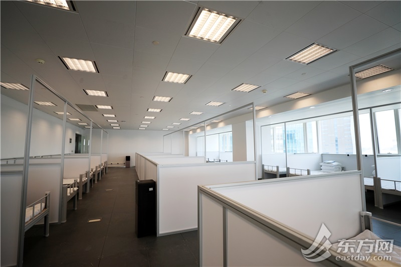 上海一线江景写字楼变方舱,上海黄浦区一座体育馆改建方舱