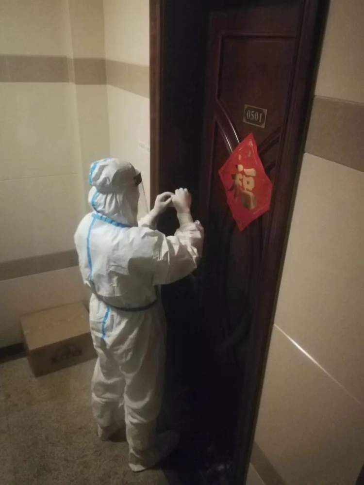 长风新村街道丨“警”锐出动！长风这位“大白”闪着金色微光