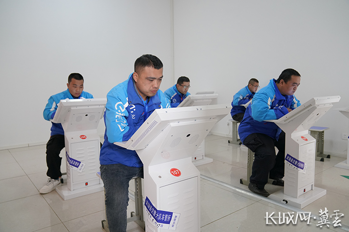 外卖小哥开辟绿色通道,警医合作为外卖小哥开辟绿色通道