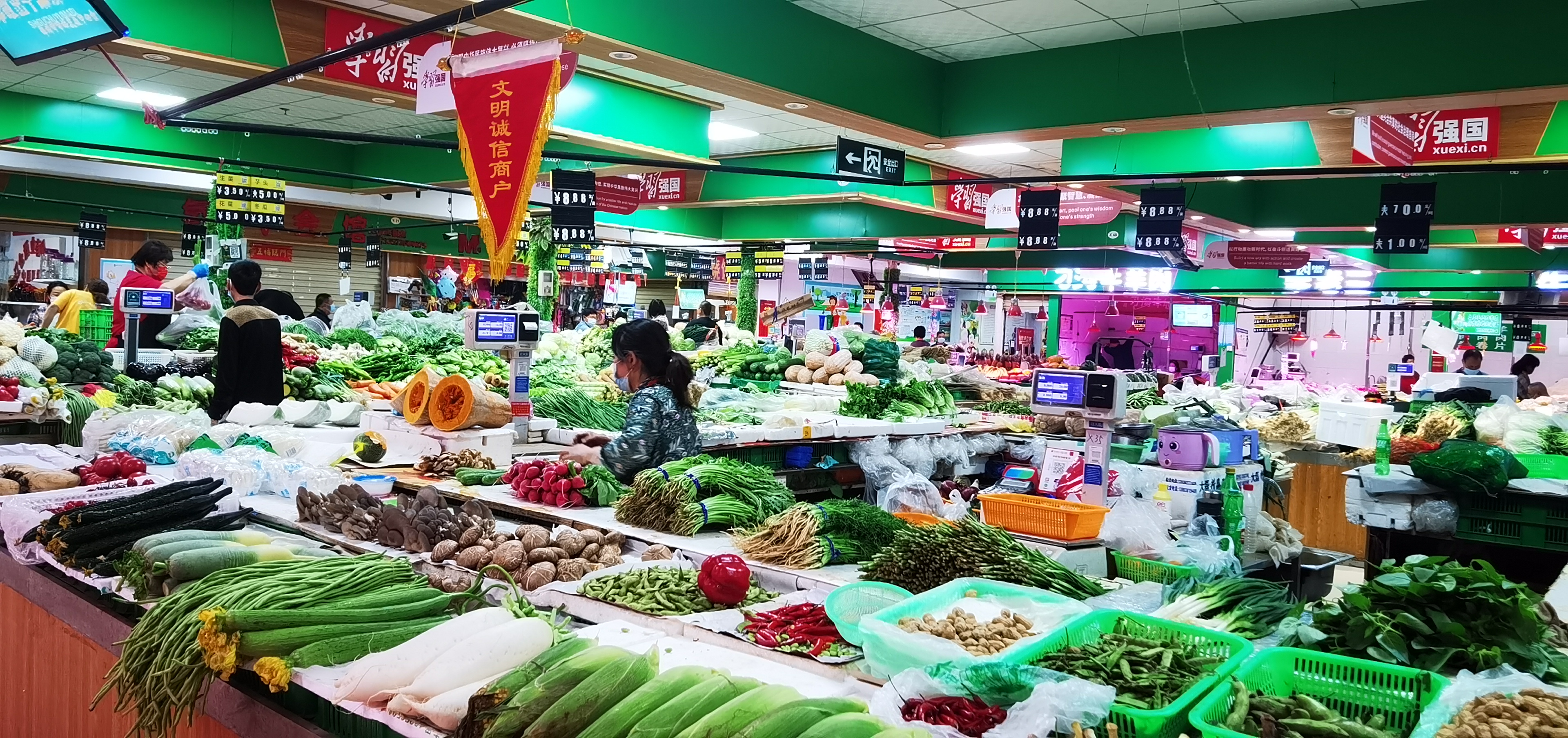 记者暗访卖货市场,记者现场报道超市