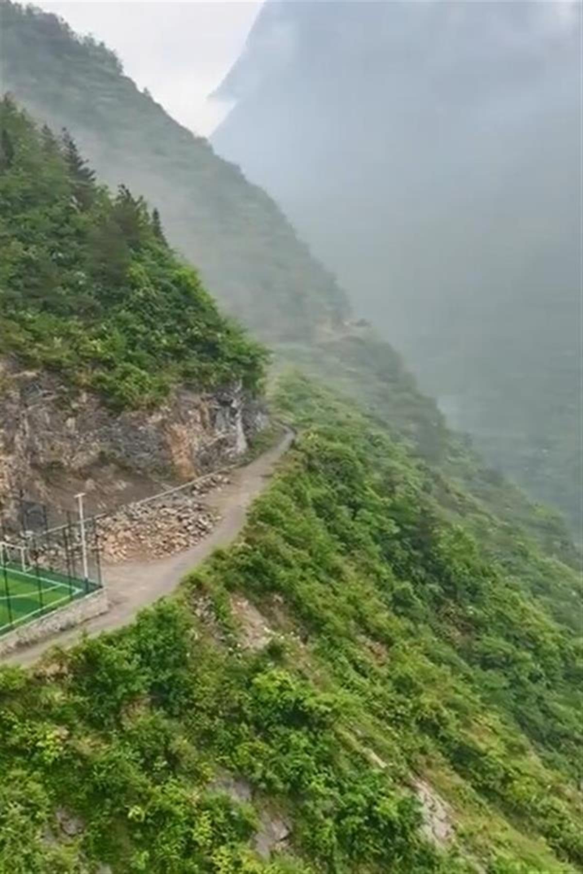 重庆深山废弃操场,重庆深山悬崖边的足球场
