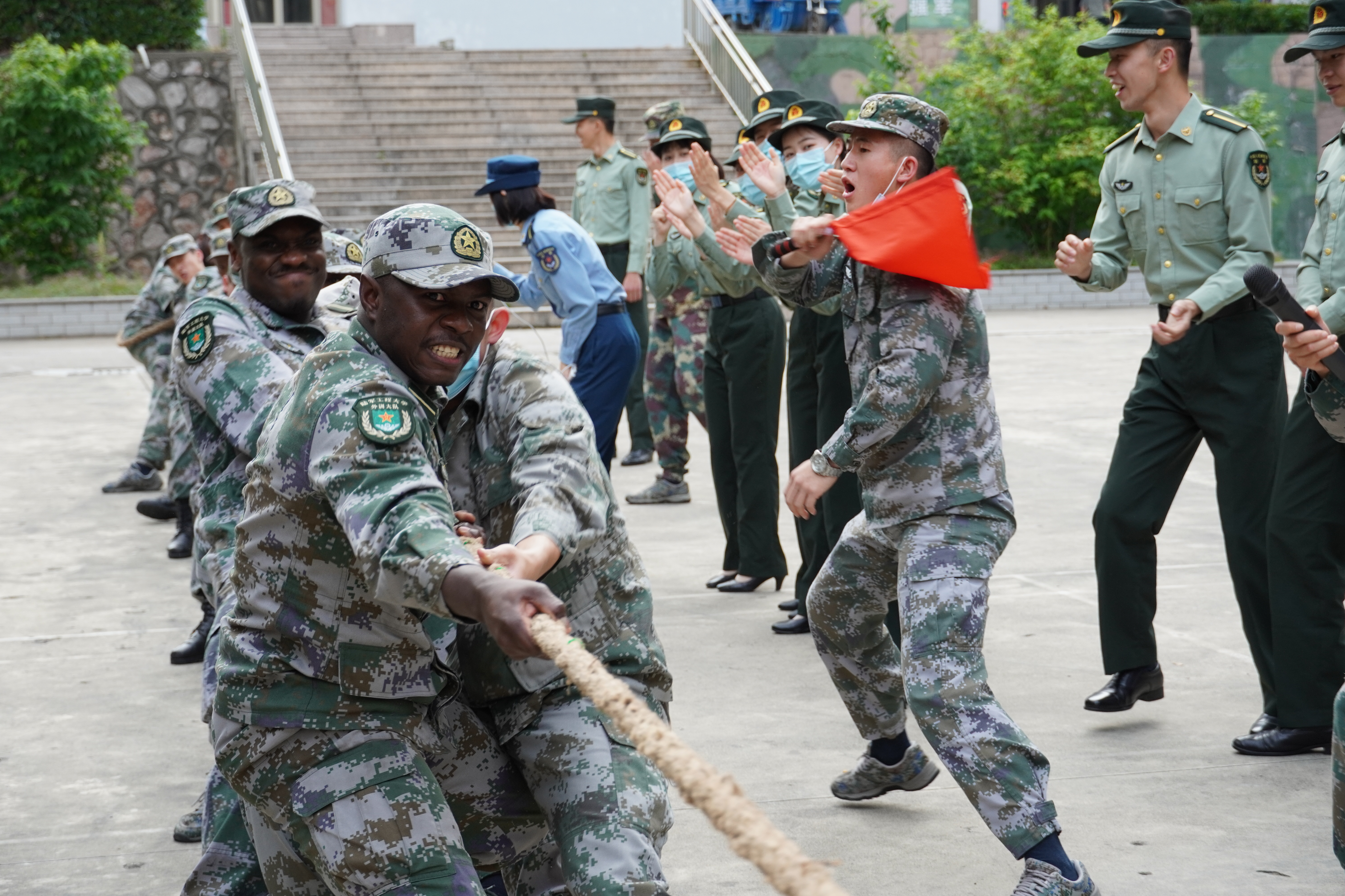 共话青春同成长——陆军工程大学中外学员军事文化交流活动侧记