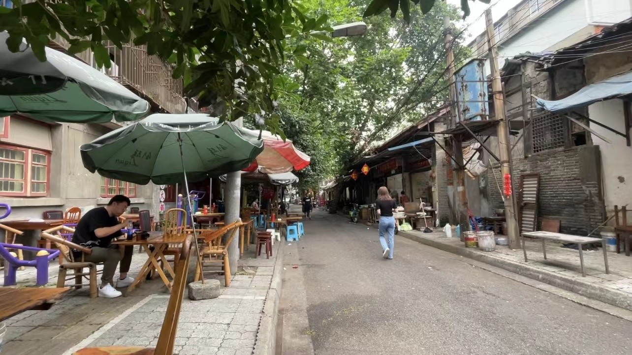 小现探店成都,那些藏在街头巷尾的成都美食店