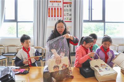 小朋友一起千岛湖玩视频,各族小朋友在一起过六一