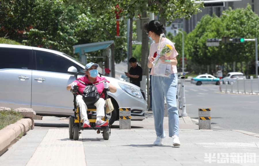 青岛一六旬母亲坐轮椅送考,一位母亲送准考证的感人片段