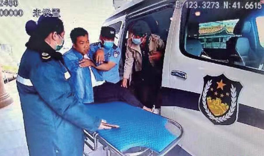 司机突发脑梗交警果断破窗救人,高速货车司机突发脑出血